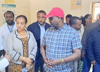 ከፍተኛ የሥራ ኀላፊዎች በጉባላፍቶ ወረዳ የሳንቃ ጤና ጣቢያን እየጎበኙ ነው።