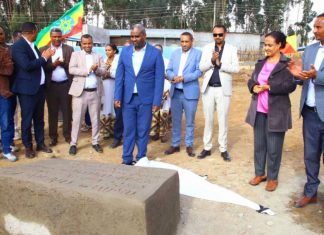 የክልሉ መሪዎች የጋሸና ከተማ ሁለገብ የቢሮ አገልግሎት መስጫ ሕንጻ ግንባታን አስጀመሩ።