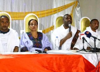 ከፍተኛ የሥራ ኀላፊዎች ከቆቦ ከተማ ነዋሪዎች ጋር እየተወያዩ ነው።