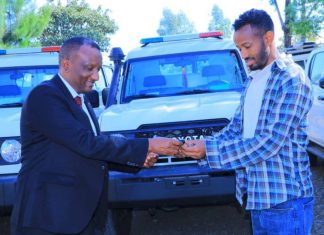 ለማዕከላዊ ጎንደር ዞን ለሦስት ወረዳዎች እና ለሦስት የጤና ተቋማት የተሽከርካሪ ድጋፍ ተደረገ።