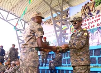 የአዋሽ አርባ ውጊያ ቴክኒክ ትምህርት ቤት ፊልድ ማርሻል ብርሀኑ ጁላ በተገኙበት የሜካናይዝድ ሙያተኞችን እያስመረቀ ነው።