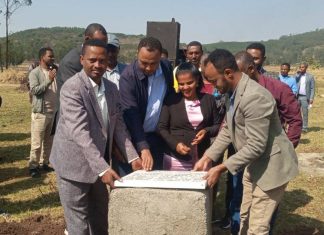 ከፍተኛ መሪዎች በእንጅባራ ከተማ ተገንብተው ወደ ሥራ የገቡ የተለያዩ ፕሮጀክቶችን ጎበኙ።