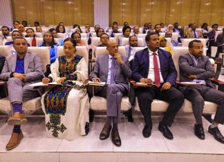 የአማራ ክልል የሕዝብ ተወካዮች ከክልሉ ከፍተኛ መሪዎች ጋር እየመከሩ ነው።
