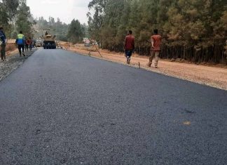 አርብ ገብያ – ሰከላ – ቲሊሊ አስፋልት ኮንክሪት የመንገድ ግንባታ ፕሮጀክትን አስፋልት ወደ ማንጠፍ ሥራ መጀመሩን የኢትዮጵያ መንገዶች አሥተዳደር ገለጸ።