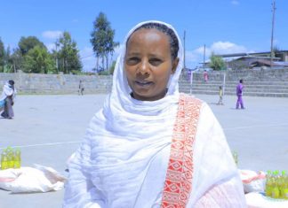 በደብረ ብርሀን ከተማ በዝቅተኛ የኑሮ ደረጃ ላይ የሚገኙ የኅብረተሰብ ክፍሎች የበዓል መዋያ ድጋፍ ተደረገ።