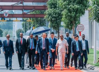 ጠቅላይ ሚኒስትር ዐቢይ አሕመድ (ዶ.ር) እና ቀዳማዊት እመቤት ዝናሽ ታያቸው በሀኖይ ቬይትናም ይፋዊ ጉብኝት በማድረግ ላይ ይገኛሉ።