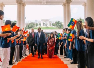 ጠቅላይ ሚኒስትር ዐቢይ አሕመድ (ዶ.ር) በሃኖይ እየተገነባ የሚገኘውን ትልቅ የዘመነ ከተማ (የስማርት ሲቲ) ፕሮጀክት ጎብኝተዋል። ይኽም ለኢትዮጵያ የከተማ ልማት ሥራ የሚሆን ተመክሮ የመቅሰም ተግባር አካል ነው።