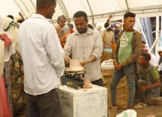 የትንሳኤ በዓልን ምክንያት በማድረግ በጎንደር ከተማ ውስጥ ለሚገኙ አቅም የሌላቸው ወገኖች ድጋፍ ተደረገ።