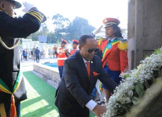 የኢፌዴሪ ፕሬዝዳንት ታዬ አጽቀሥላሴ በድል ሐውልት የአበባ ጉንጉን አስቀምጡ።