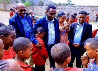 ከፍተኛ የሥራ ኀላፊዎች በጎንደር ከተማ ትምህርት ቤቶች የተማሪዎችን ምገባ መርሐ ግብር እየጎበኙ ነው።