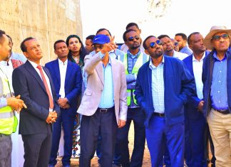 ርእሰ መሥተዳድር አረጋ ከበደ በመገጭ መሥኖ ግድብ ፕሮጀክት ተገኝተው የሥራውን እንቅስቃሴ እየተመለከቱ ነው።