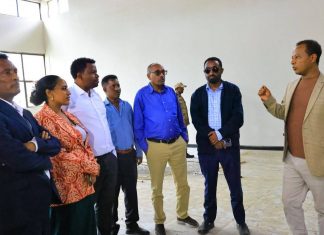 ከፍተኛ መሪዎች በጎንደር ከተማ የተስፋ ብርሃን የምገባ ማዕከልን ጎበኙ።