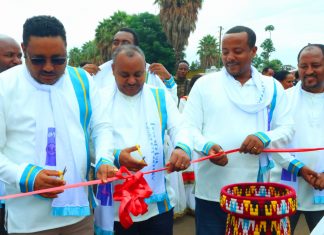 የክልል እና የዞን የሥራ ኀላፊዎች በዱርቤቴ ከተማ አሥተዳደር የልማት ሥራዎችን እየተመለከቱ ነው።