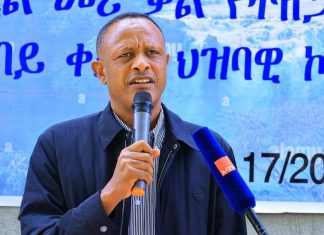 ከፍተኛ መሪዎች ከጢስ ዓባይ ከተማ ነዋሪዎች ጋር እየተወያዩ ነው።