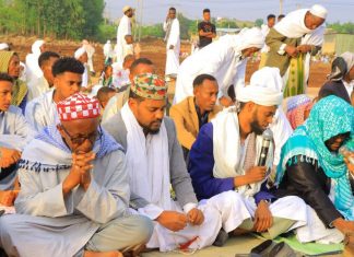የዒድ አል አድሃ (አረፋ) በዓልን በባሕር ዳር ከተማ ለማክበር አማኞች ወደ ጋጃ መስክ የዒድ ማክበሪያ ቦታ እየተጓዙ ነው።