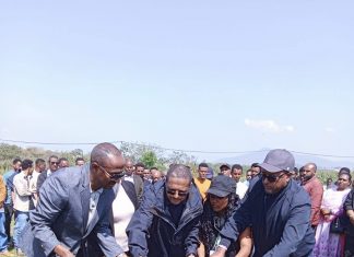 የዶክተር አምባቸው መኮንን 6ኛ ዓመት መታሰቢያ በአዲስ አበባ ሳይንስ እና ቴክኖሎጅ ዮኒቨርሲቲ ግቢ ውስጥ በችግኝ ተከላ እና በተለያዩ ዝግጅቶች ተከበረ።