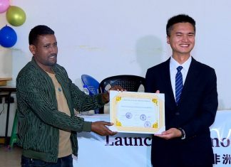 ዝናብ አጠር በኾኑ አካባቢዎች ለሚገኙ አርሶ አደሮች የዝናብ ውኃ ማጠራቀሚያ ቴክኖሎጅዎችን በማስተዋወቅ ተጠቃሚ ለማድረግ እየተሠራ ነው።