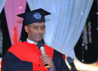 የደብረ ታቦር ዩኒቨርሲቲ በተለያዩ የትምህርት ዘርፎች ያሠለጠናቸውን ተማሪዎች እያስመረቀ ነው።