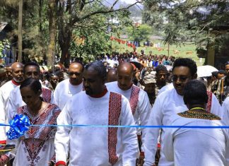 ከፍተኛ የሥራ ኀላፊዎች በወረታ ከተማ አሥተዳደር የተገነቡ የልማት ሥራዎችን መርቀው ሥራ አስጀመሩ።