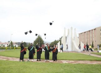 እንጅባራ ዩኒቨርሲቲ ተማሪዎቹን እያስመረቀ ነው።