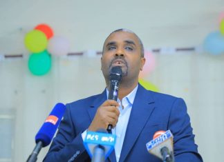 ምክትል ርእሰ መስተዳድር አብዱ ሁሴን (ዶ.ር) በመካነ ሰላም ከተማ ከተለያዩ የማኅበረሰብ ክፍሎች ጋር እየተወያዩ ነው።