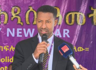 የኢትዮጵያ ንግድ ባንክ ደብረ ማርቆስ ዲስትሪክት በዝቅተኛ የኑሮ ደረጃ ለሚገኙ ወገኖች የበዓል መዋያ ድጋፍ አደረገ።