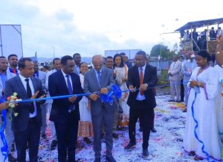 ርእሰ መስተዳደር አረጋ ከበደ የአይራ ግብይት ማዕከልን መርቀው ሥራ አስጀመሩ።