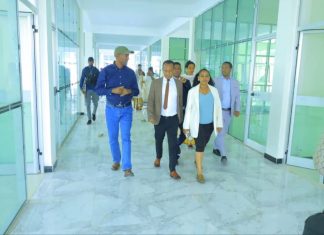 የፌዴራል እና የጎንደር ከተማ ከፍተኛ መሪዎች በጎንደር ከተማ እየተሠሩ ያሉ የልማት ሥራዎችን እየተመለከቱ ነው።