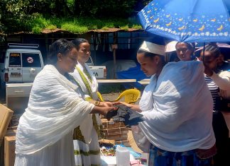 የአማራ ሴቶች ማኅበር ለተጋላጭ ሴቶች እና ልጃገረዶች የገንዘብ እና የቁሳቁስ ድጋፍ አደረገ።