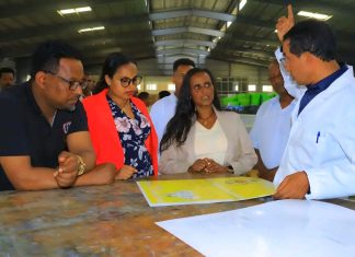 አንድ መጽሐፍ ለአንድ ተማሪ ለማድረስ እየተሠራ ነው።