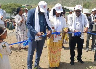 ከ200 በላይ ተማሪዎችን ከዳስ ወደ ክላስ የሚመልስ ትምህርት ቤት ተመረቀ።