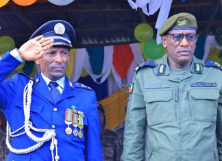 የአማራ ክልል ፖሊስ ዩኒቨርሲቲ ኮሌጅ ያሠለጠናቸውን የመደበኛ እና አድማ መከላከል ፖሊስ አባላት እያስመረቀ ነው።