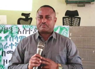 ማኅበረሰቡን በቅንነት እና በግልጸኝነት ለማገልገል ጠንክረው እንደሚሠሩ የምዕራብ ጎንደር ዞን የመንግሥት ሠራተኞች ተናገሩ።
