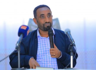 የክልሉ ከፍተኛ መሪዎች በደቡብ ወሎ ዞን ጊንባ ከተማ ከተለያዩ የኅብረተሰብ ክፍሎች ጋር ውይይት እያካሄዱ ነው።