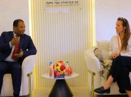 የአማራ ክልል ጠቅላይ ፍርድ ቤት ፕሬዝዳንት ዓለምአንተ አግደው ከወርልድ ቪዥን ኢትዮጵያ ዳይሬክተር ጋር ተወያዩ።