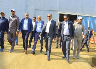 ከፍተኛ የሥራ ኀላፊዎች በባሕር ዳር ከተማ የሚገኙ አምራች ኢንዱስትሪዎችን እየጎበኙ ነው።