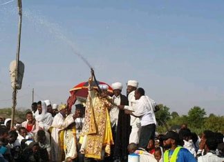 ጥምቀት በገንዳ ውኃ ሃይማኖታዊ ሥርዓቱን ጠብቆ እየተከናወነ ነው።