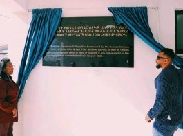 የአዲስ አበባ ከተማ አሥተዳደር 381 ቤቶችን ከሙሉ የቤት ዕቃና ከበዓል ማሳለፊያ ጋር በስጦታ አስረከበ።