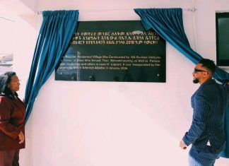 የአዲስ አበባ ከተማ አሥተዳደር 381 ቤቶችን ከሙሉ የቤት ዕቃና ከበዓል ማሳለፊያ ጋር በስጦታ አስረከበ።