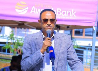 አዋሽ ባንክ ከ200 በላይ ለሚኾኑ ወገኖች የበዓል መዋያ ድጋፍ አደረገ።