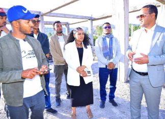 የተደረገውን የሰላም ስምምነት የተቀበሉ የአፋሕድ መሪዎች እና አባላት በጎንደር ከተማ የተከናወኑ የልማት ሥራዎችን ጎበኙ።