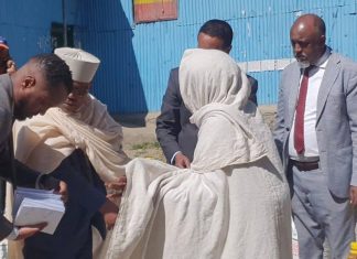 አዋሽ ባንክ በደብረ ብርሃን ከተማ ለሚገኙ አረጋውያን እና አቅመ ደካማ ወገኖች 900 ሺህ ብር የሚገመት የተለያዩ ድጋፎችን አደረገ።
