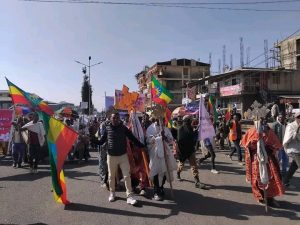 የህወኃትን ዳግም ወረራ የሚያወግዝ ሰልፍ በደባርቅ ከተማ እየተካሄደ ነው።