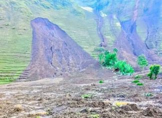 ምክትል ጠቅላይ ሚኒስትር ተመስገን ጥሩነህ በጋሞ ዞን በተፈጥሮ አደጋ ሕይወታቸውን ባጡ ወገኖች የተሰማቸውን ሀዘን ገለጹ።