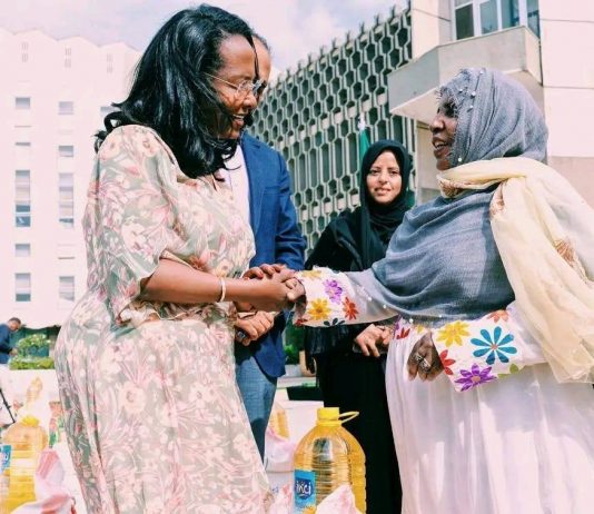 የአዲስ አበባ ከተማ አሥተዳደር ከንቲባ አዳነች አቤቤ ከ100 ሺህ በላይ ለሚኾኑ ወገኖች ማዕድ አጋሩ።