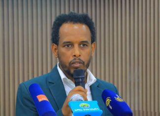 የሕግ ባለሙያዎች የወጡ ሕጎችን መከታተል እና ማሥፈጸም አለባቸው።