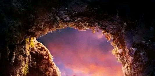 “የጨለመችው ዓለም በራች፤ ብርሃንም ለበሰች”