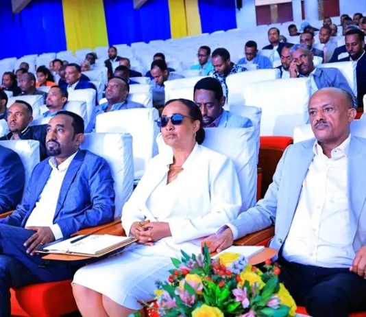 የአማራ ክልል ከፍተኛ የሥራ ኀላፊዎች የዘጠኝ ወራት አፈጻጸምን እየገመገሙ ነው።