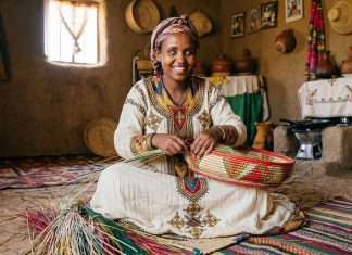 ዐይን ሲሰወር ልብ በርቶ የሚገልጣቸው ጥበበኛ እጆች አሉ።