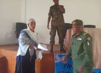 የምሥራቅ እዝ አንድ ኮር አባላት ባለቤቷ በጽንፈኛ ኃይሎች በግፍ ለተገደለባት ግለሰብ የገንዘብ ድጋፍ አደረጉ።